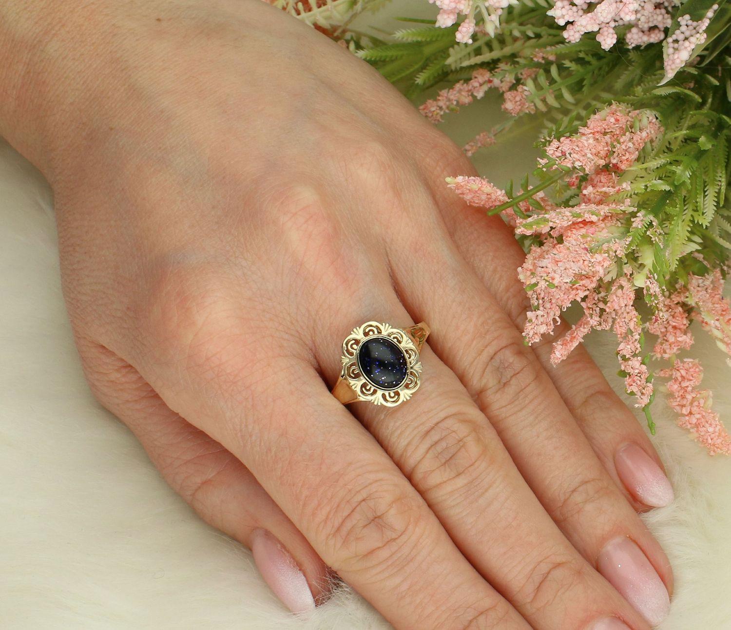 Pierścionek złoty próba 585, PI 6541H 585 Pierścionek złoty ozdobiony granatowym kamieniem. Pierścionek wykonany z zachowaniem dbałości o każdy szczegół i detal. Dodatek łączy w sobie symbolikę 1.jpg